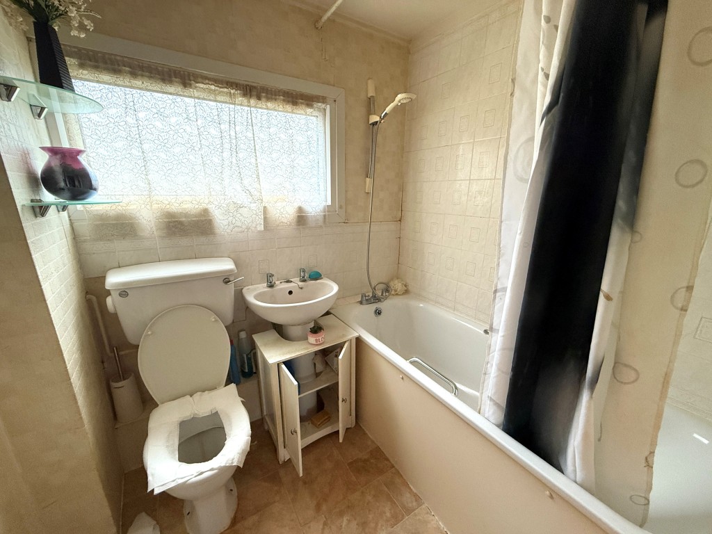 Lot: 146 - HOUSE IN NEED OF IMPROVEMENT - Bathroom with W.C.